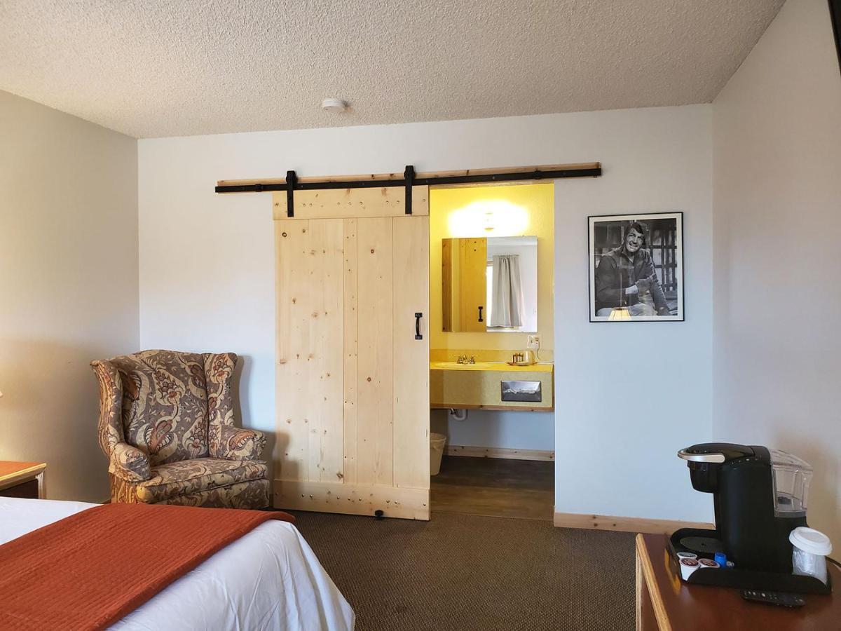 Warden Inn Deer Lodge Exterior photo